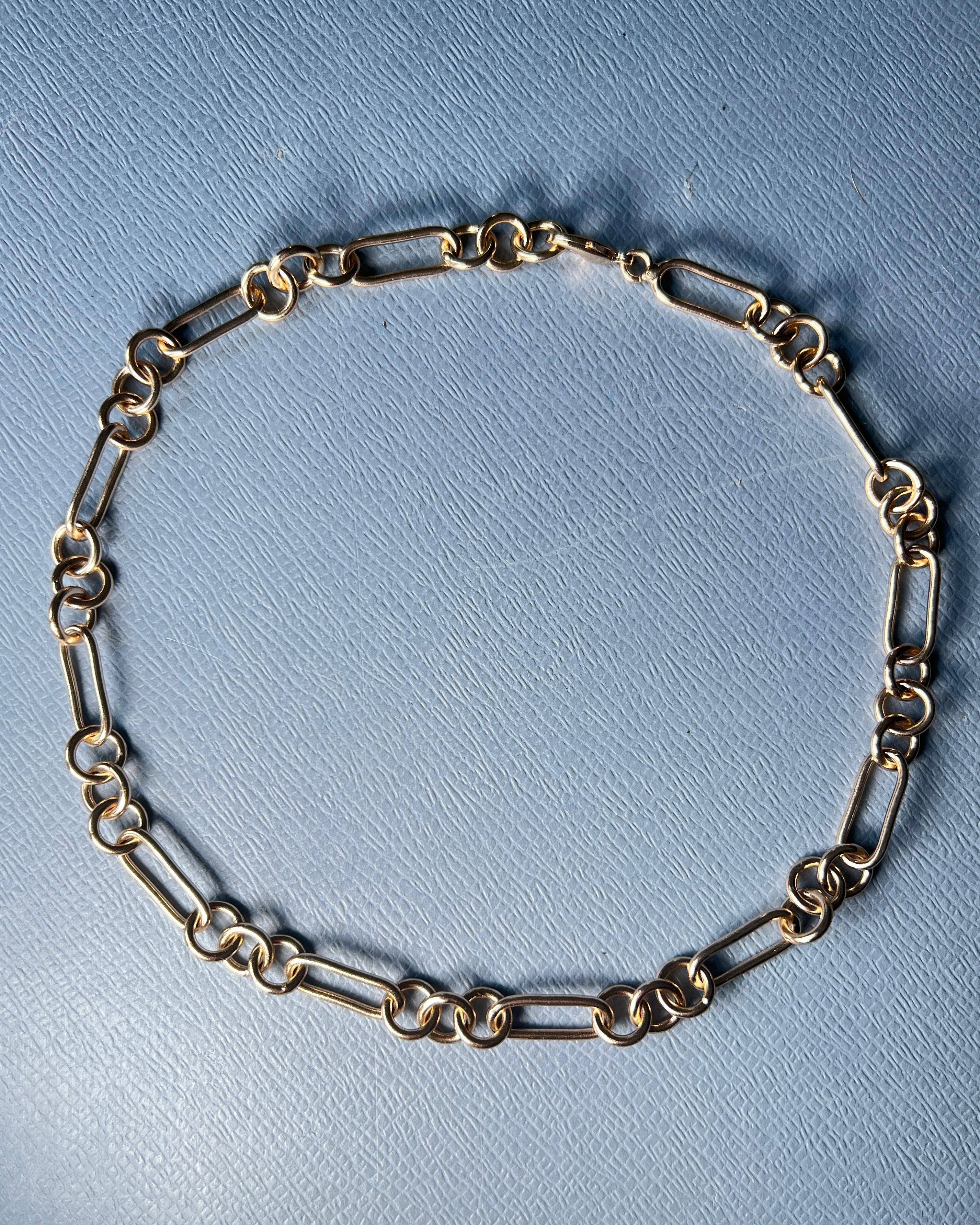 Collana a catena Choker con placca d'oro

Progettista: J DAUPHIN 

Materiale Placca d'oro 14 K.

Lunghezza: Lungo 18