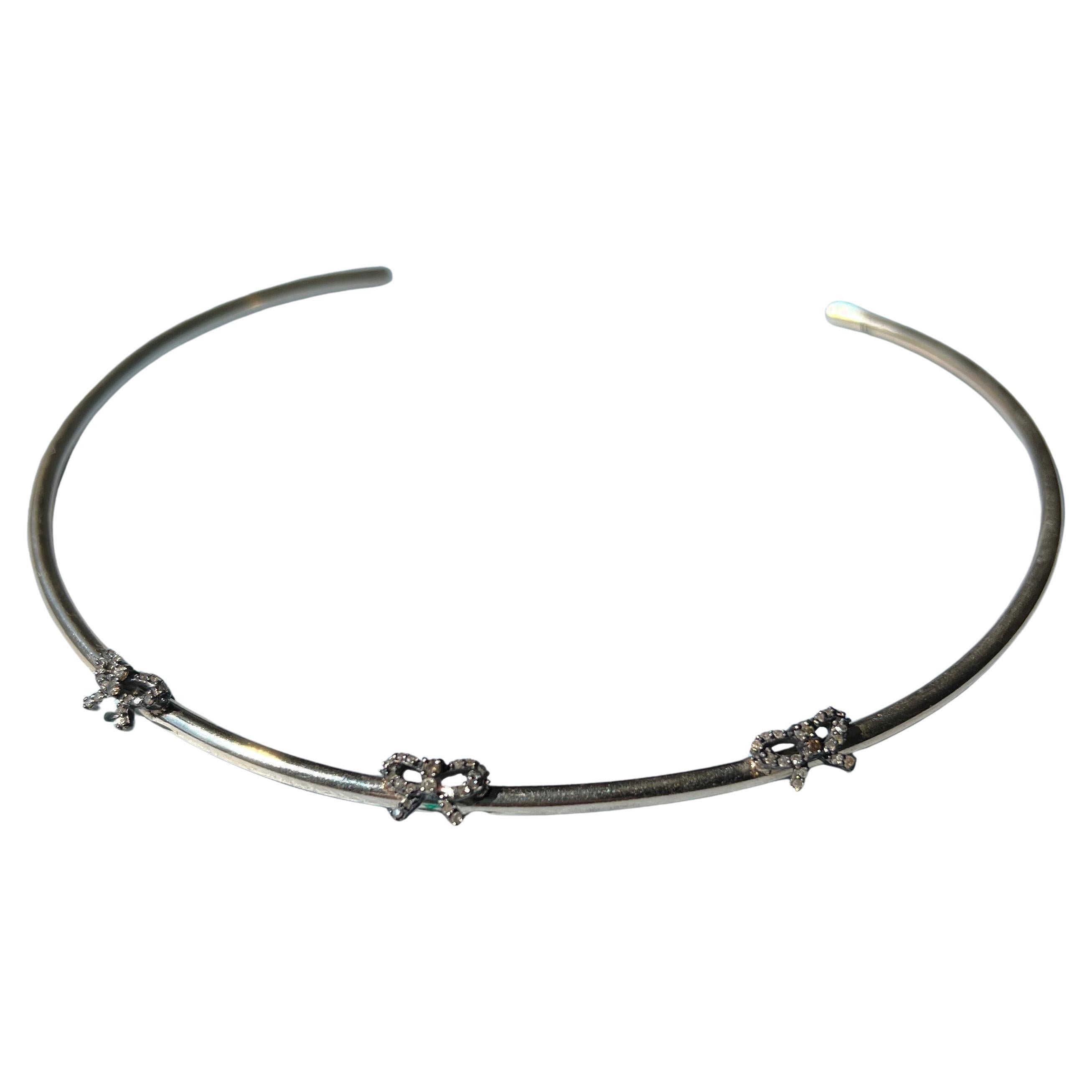 Questo braccialetto da collo simbolico di J DAUPHIN presenta tre fiocchi scultorei in stile vittoriano ornati da diamanti naturali grezzi, incastonati su una fascia aperta in stile girocollo realizzata in ottone placcato oro 14k. Il design trae