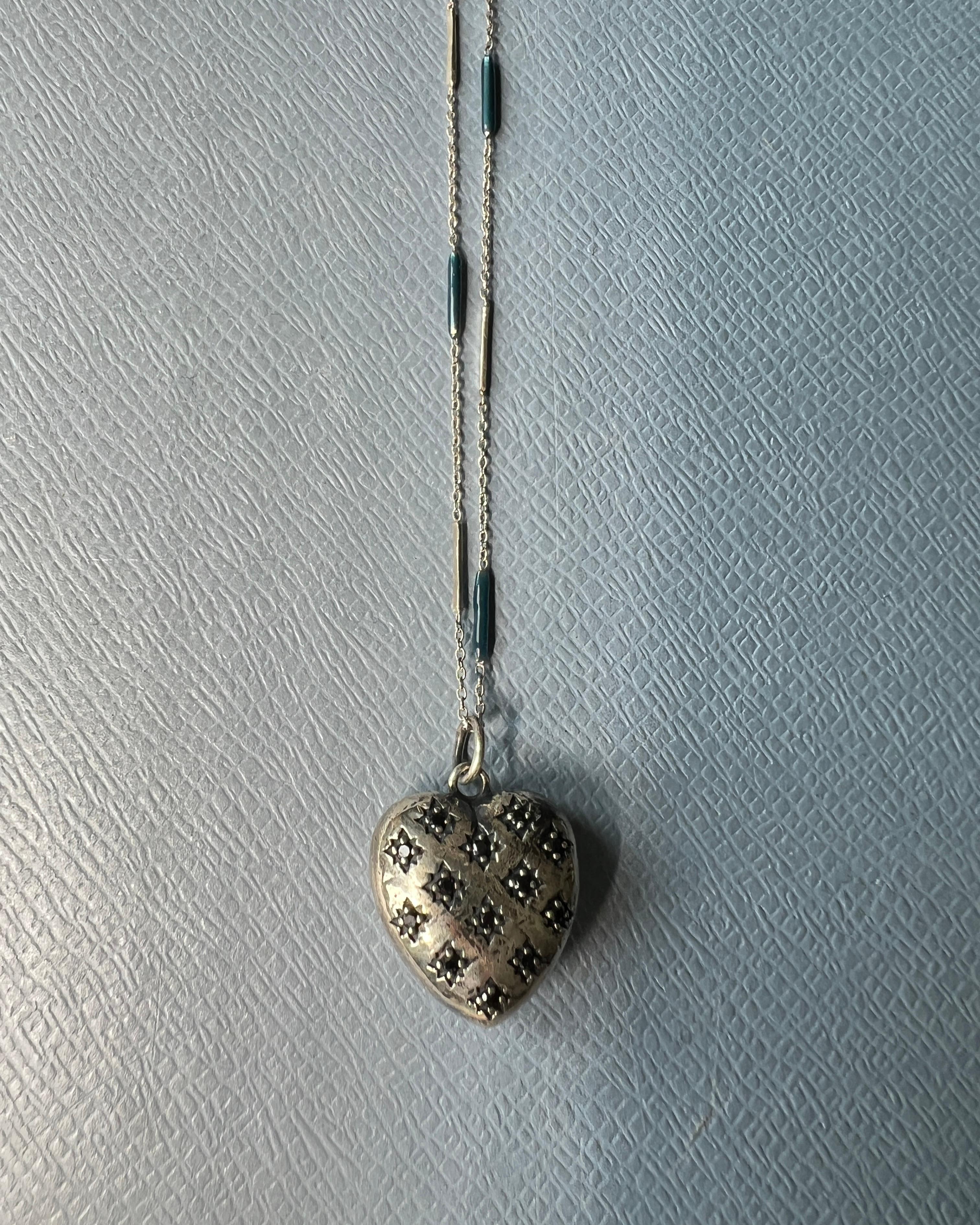 Collana con ciondolo a forma di cuore con diamante nero, argento e smalto blu in vendita 2