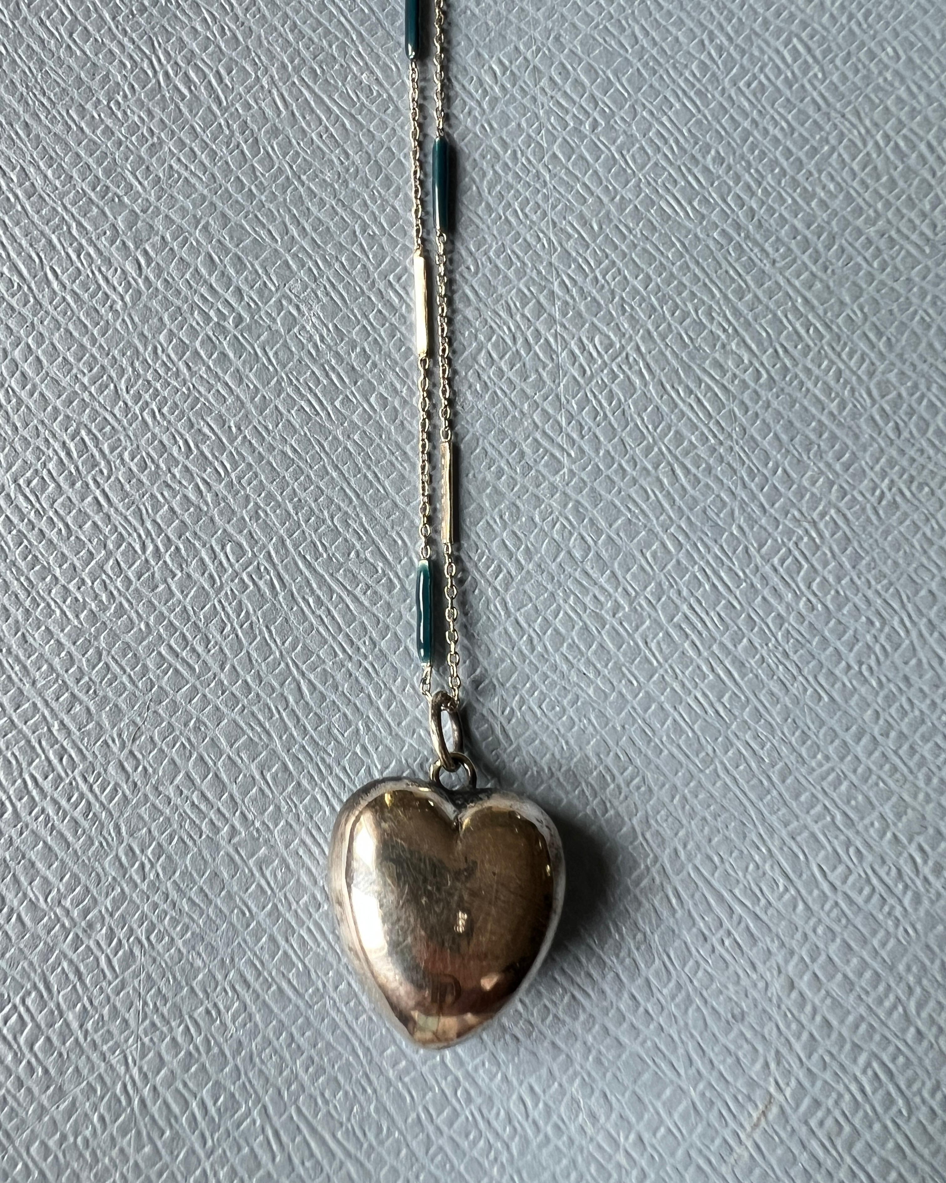 Collana con ciondolo a forma di cuore con diamante nero, argento e smalto blu in vendita 4