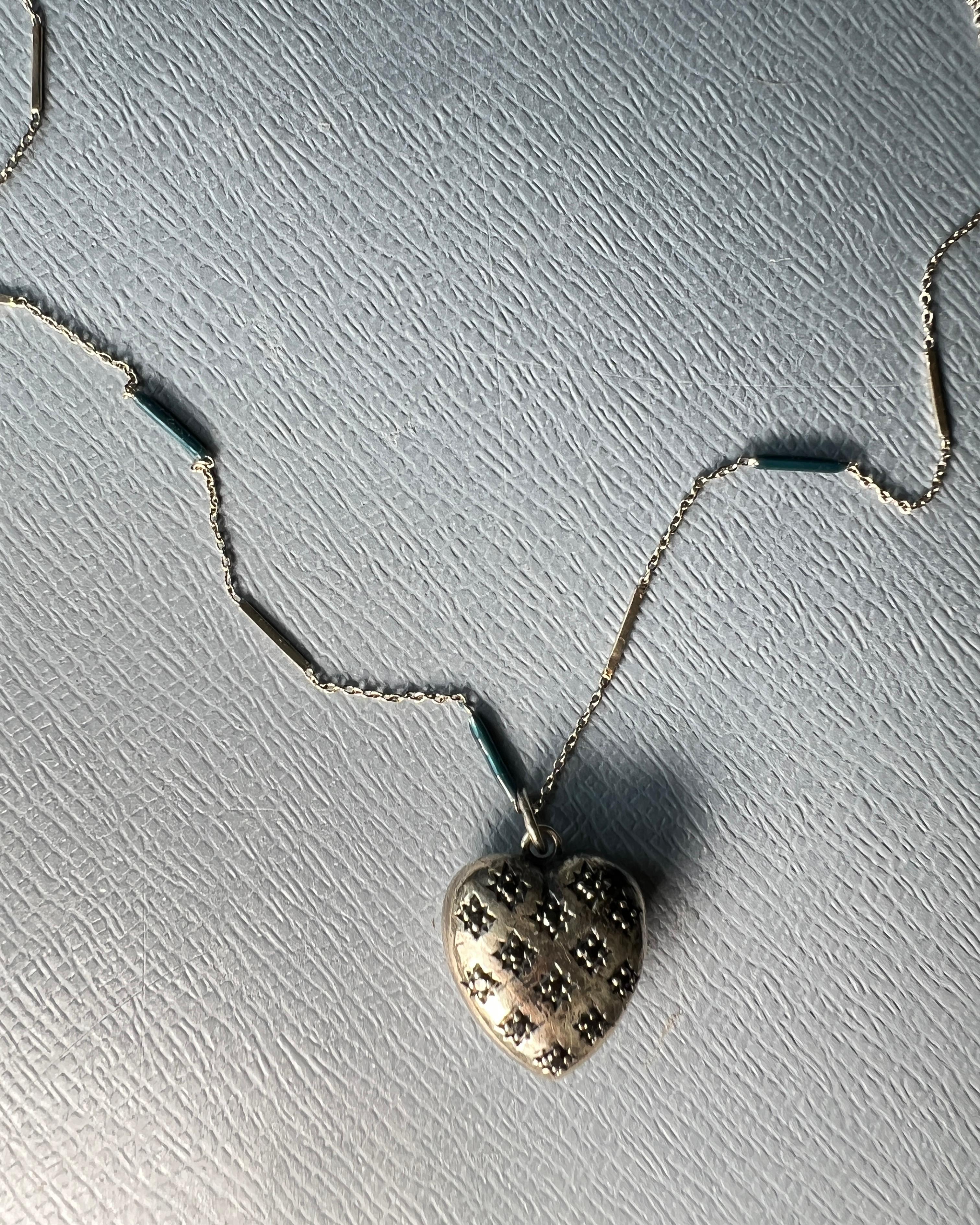 Collana con ciondolo a forma di cuore con diamante nero, argento e smalto blu In condizioni Nuovo in vendita a Los Angeles, CA