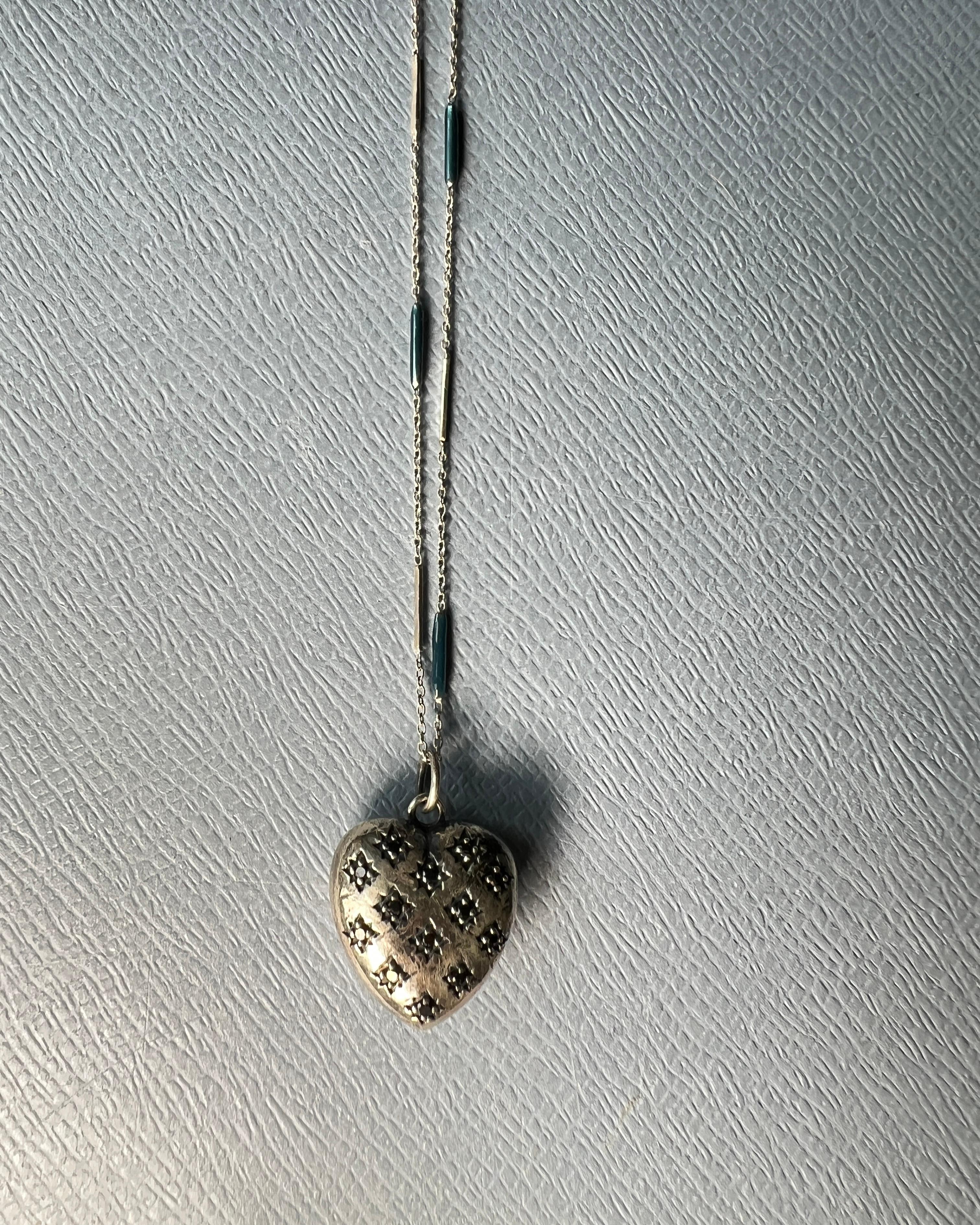 Collana con ciondolo a forma di cuore con diamante nero, argento e smalto blu in vendita 3