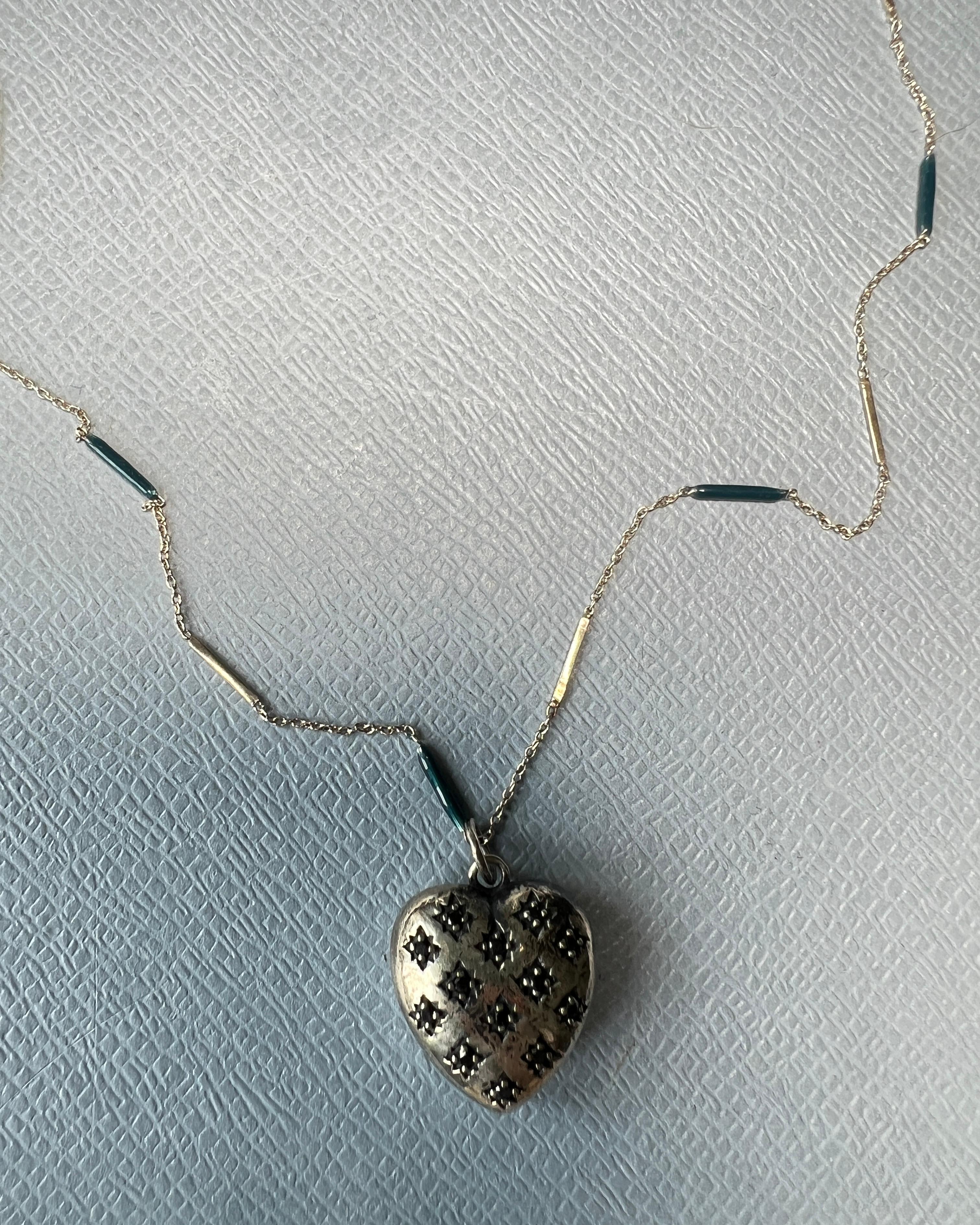 Taglio brillante Collana con ciondolo a forma di cuore con diamante nero, argento e smalto blu in vendita