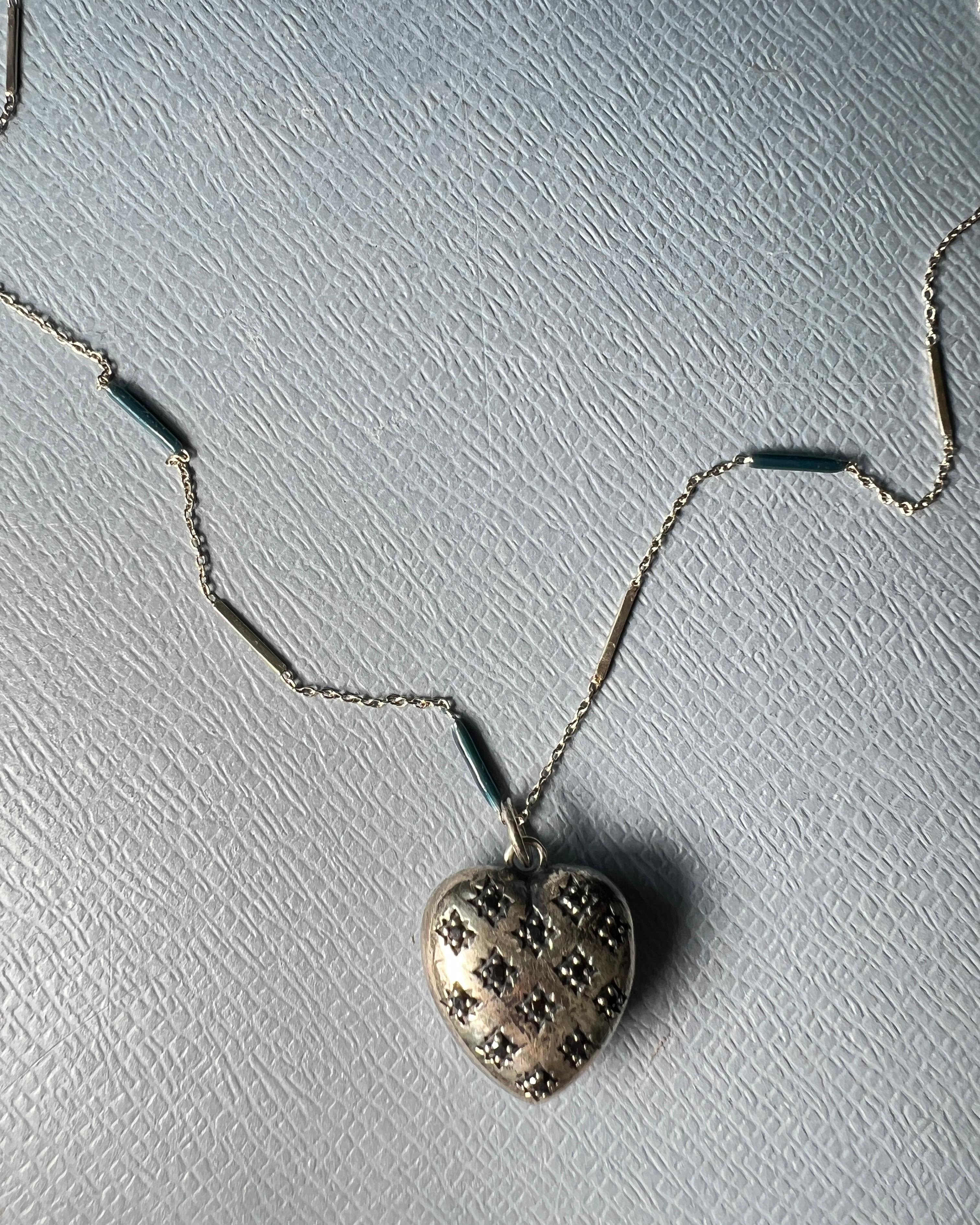 Donna Collana con ciondolo a forma di cuore con diamante nero, argento e smalto blu in vendita