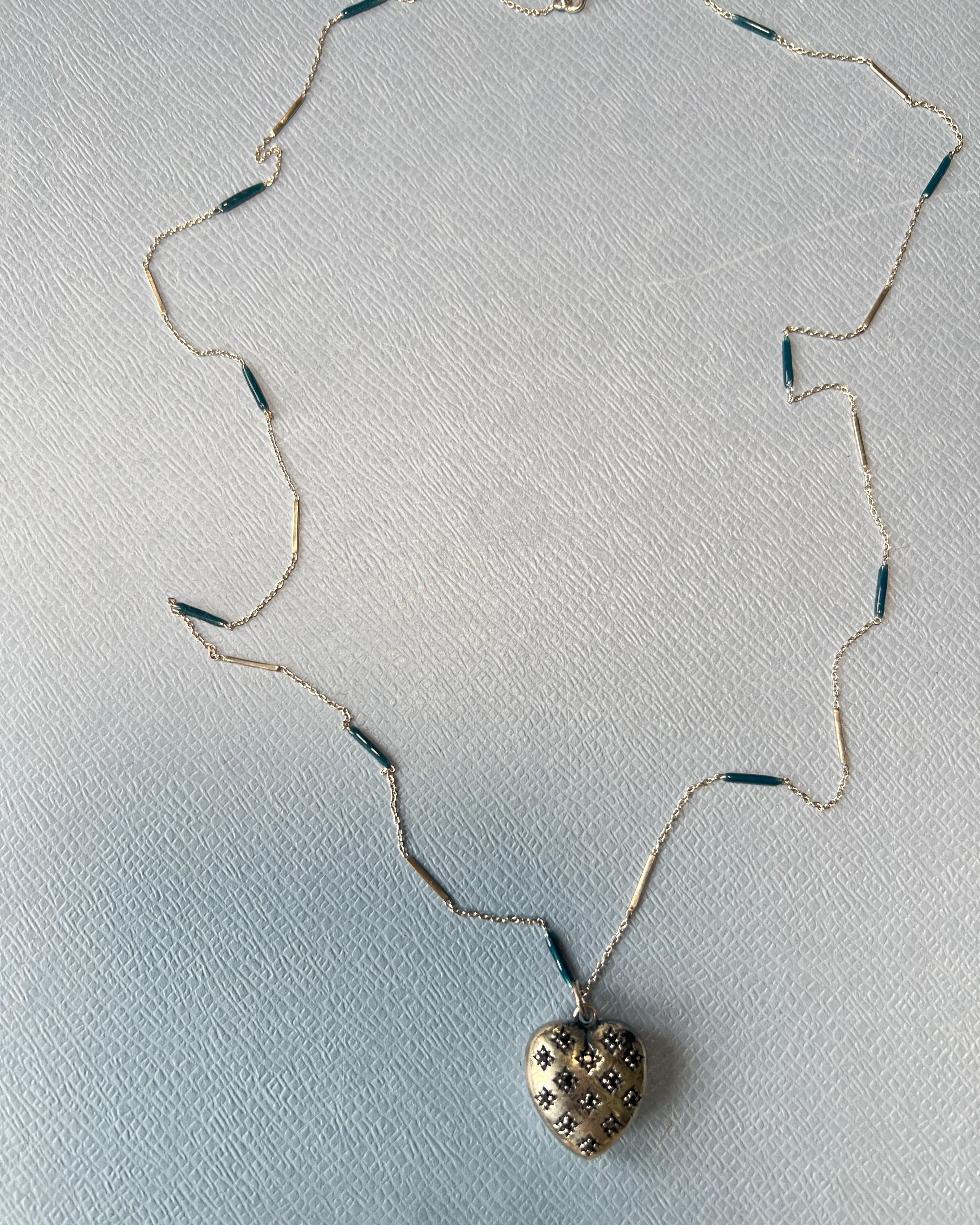 Collana con ciondolo a forma di cuore con diamante nero, argento e smalto blu in vendita 1