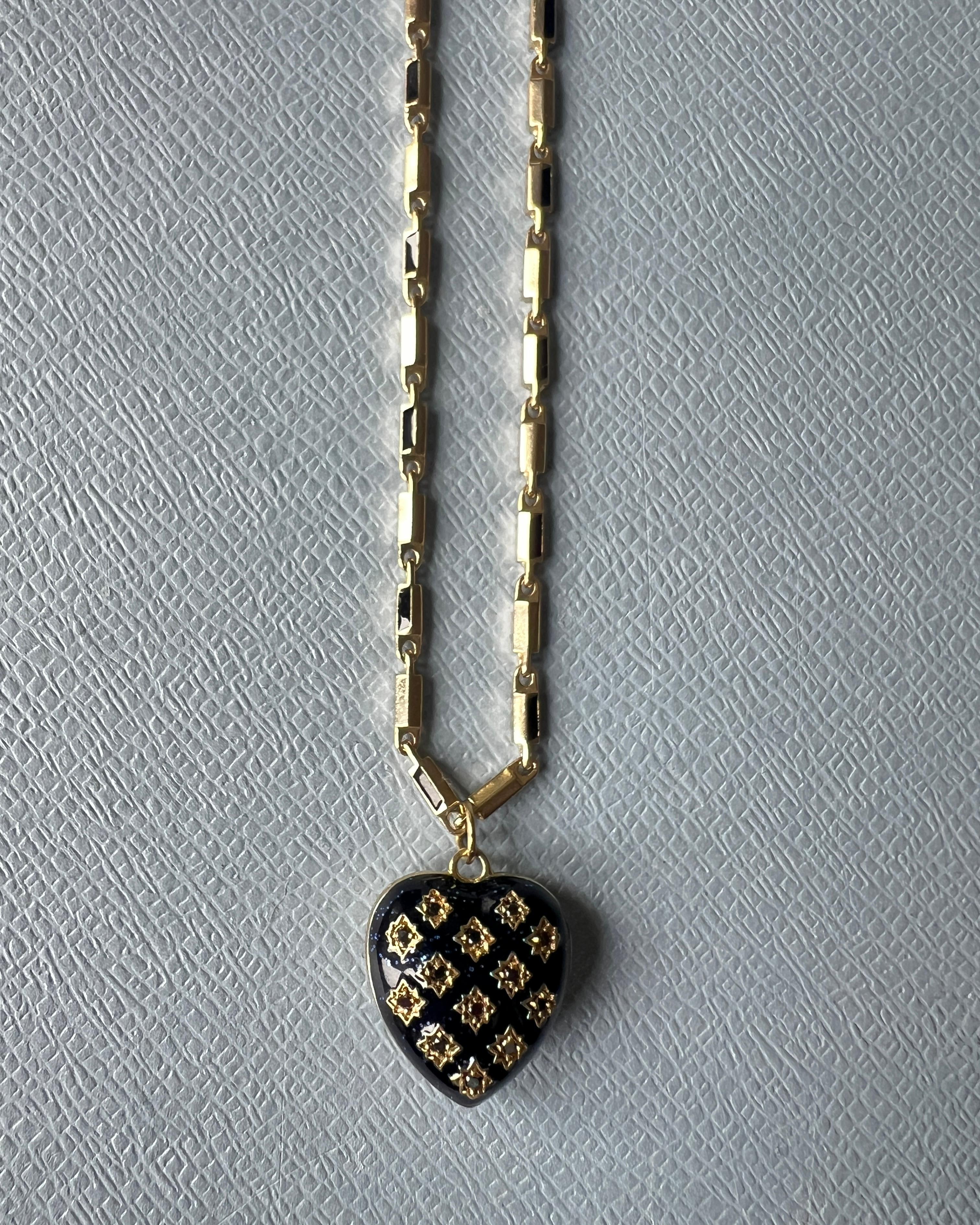 Taglio brillante Collana a catena con ciondolo a forma di cuore con diamante nero e smalto blu in vendita