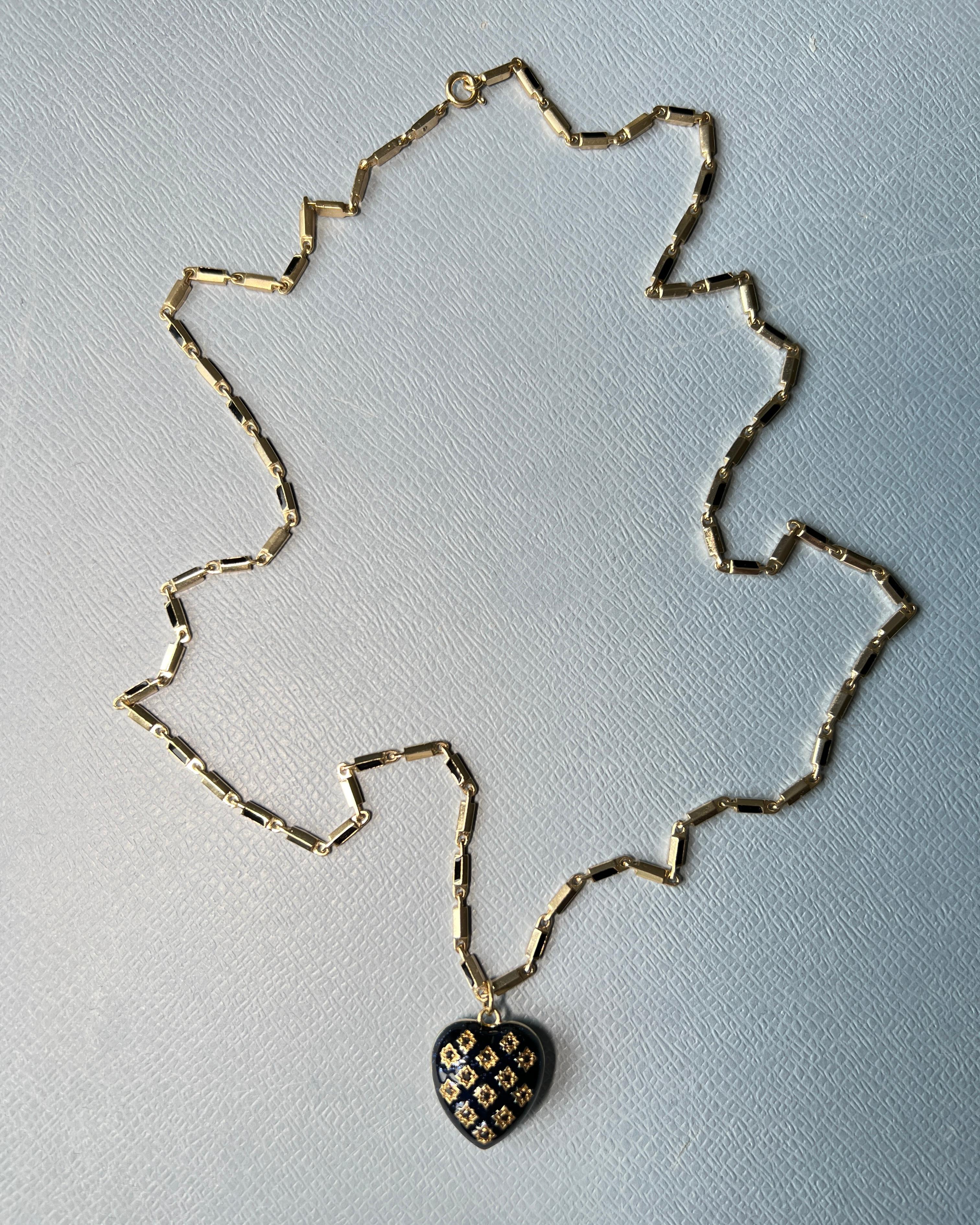 Collana a catena con ciondolo a forma di cuore con diamante nero e smalto blu in vendita 3