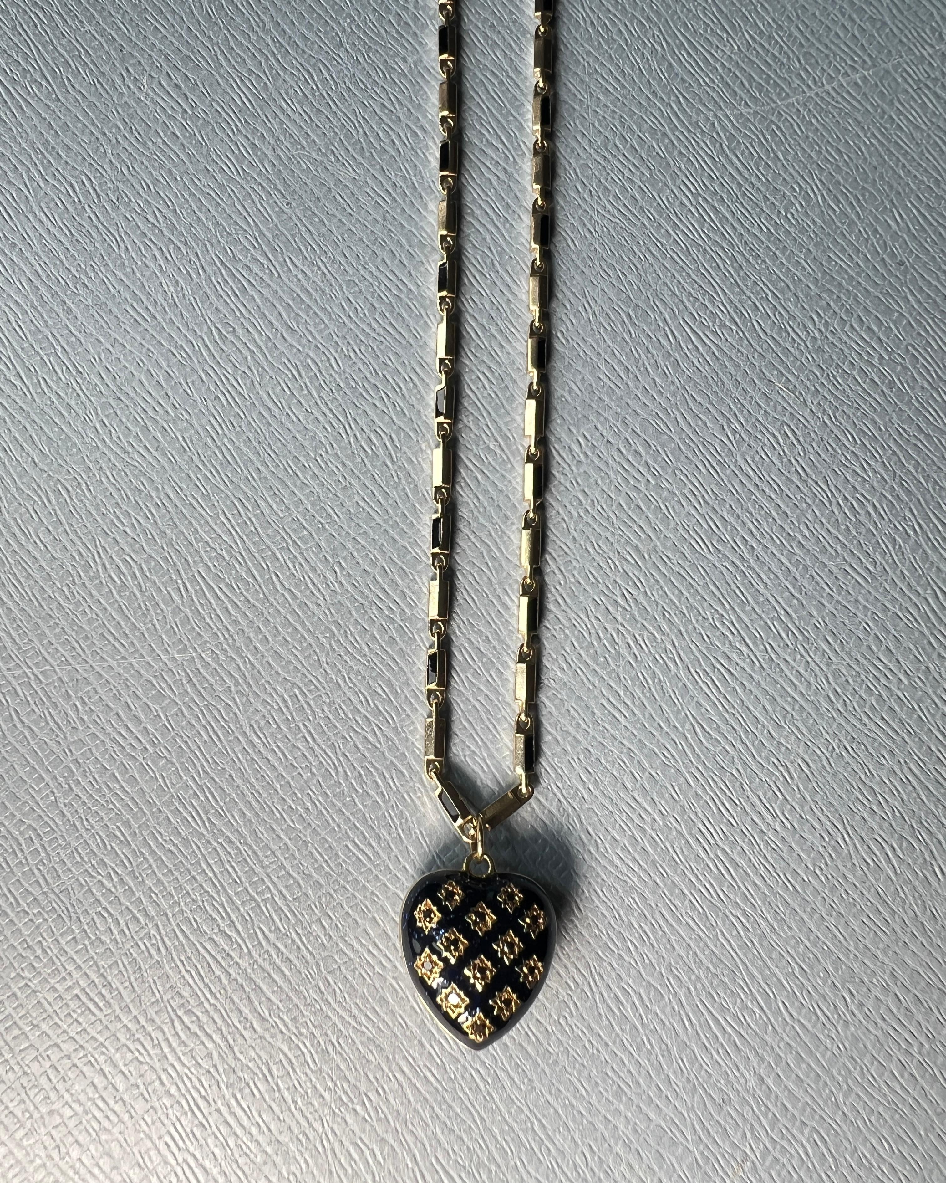 Donna Collana a catena con ciondolo a forma di cuore con diamante nero e smalto blu in vendita