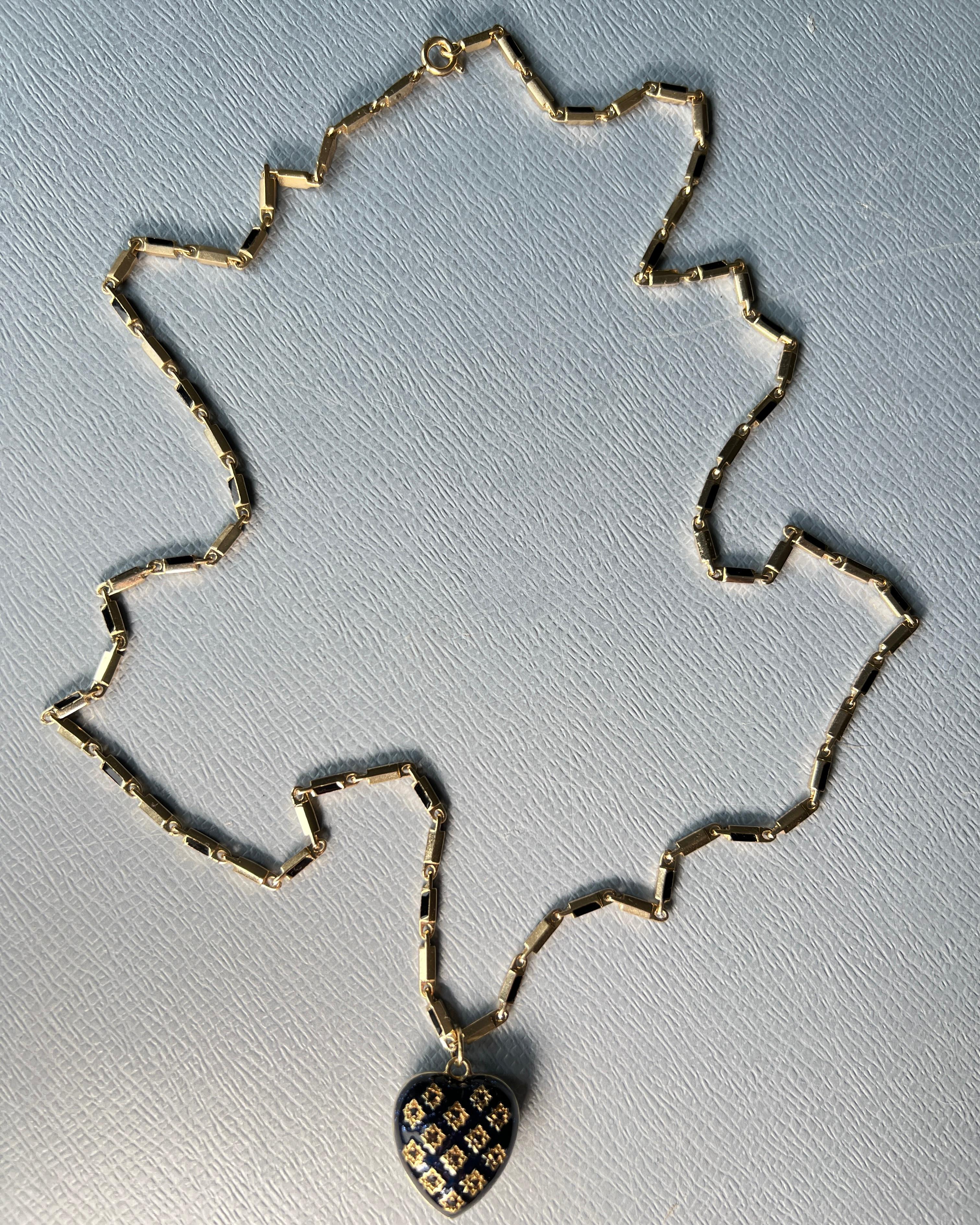 Collana a catena con ciondolo a forma di cuore con diamante nero e smalto blu in vendita 5