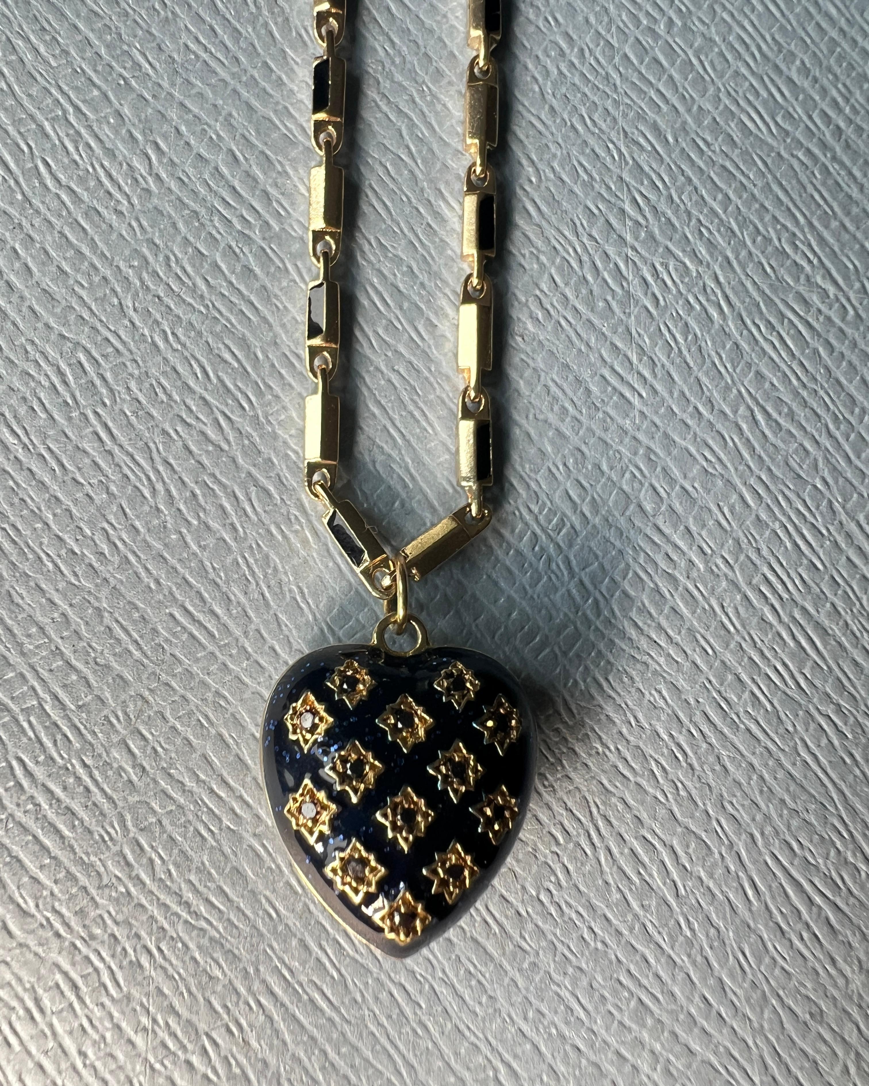 Collana a catena con ciondolo a forma di cuore con diamante nero e smalto blu In condizioni Nuovo in vendita a Los Angeles, CA