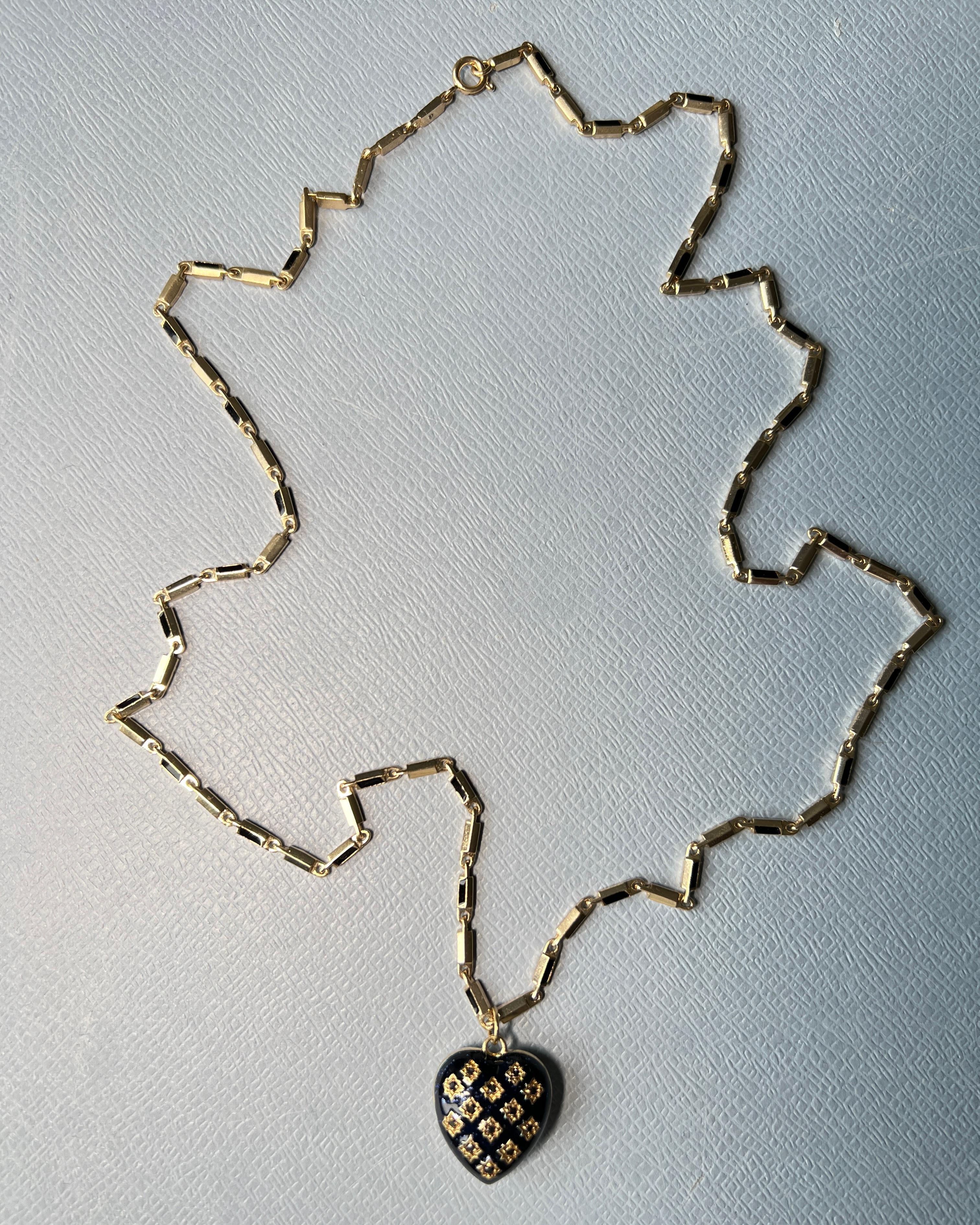 Collana a catena con ciondolo a forma di cuore con diamante nero e smalto blu in vendita 4
