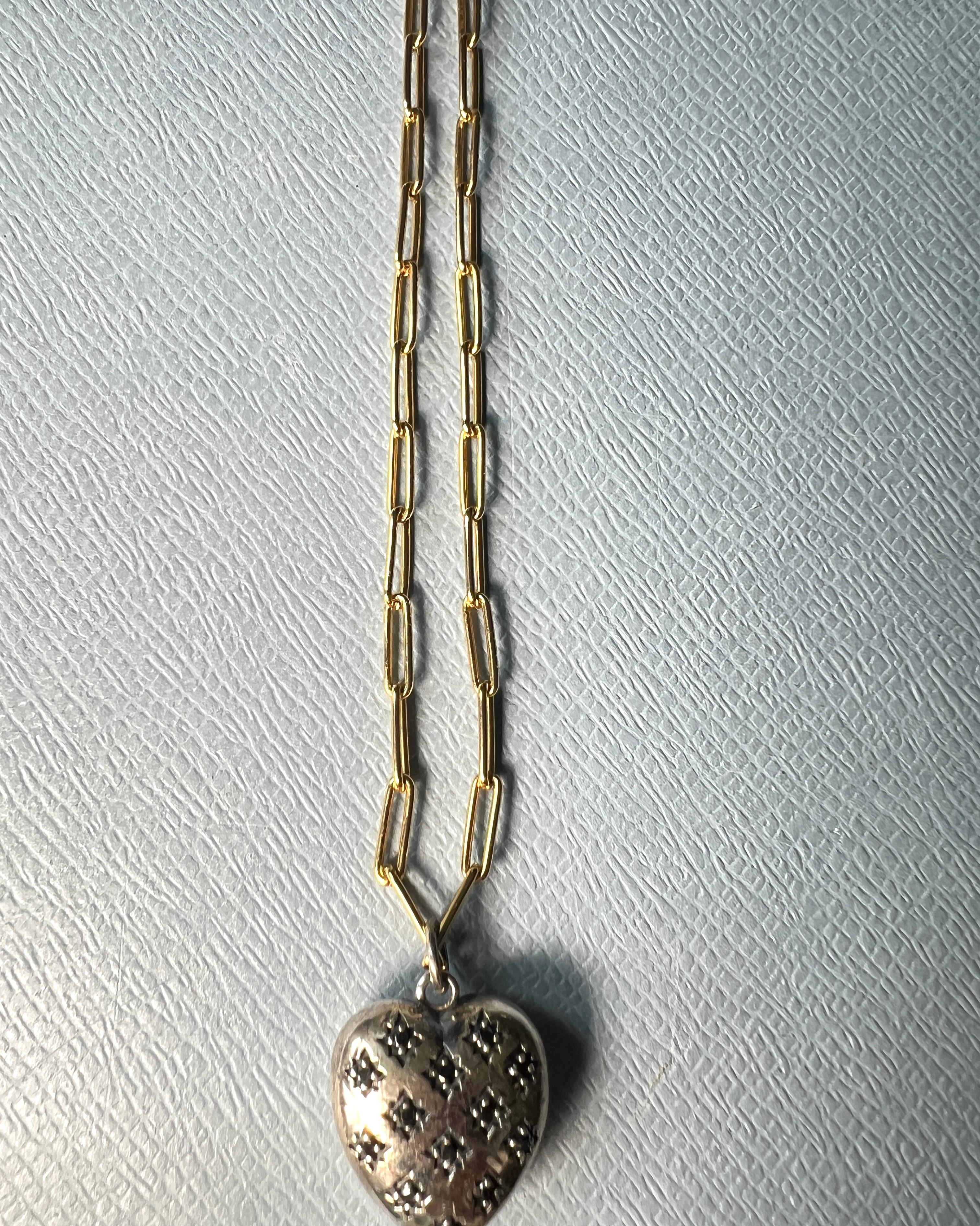 Taille brillant Pendentif en forme de cœur en diamant noir Collier à chaîne en argent en vente