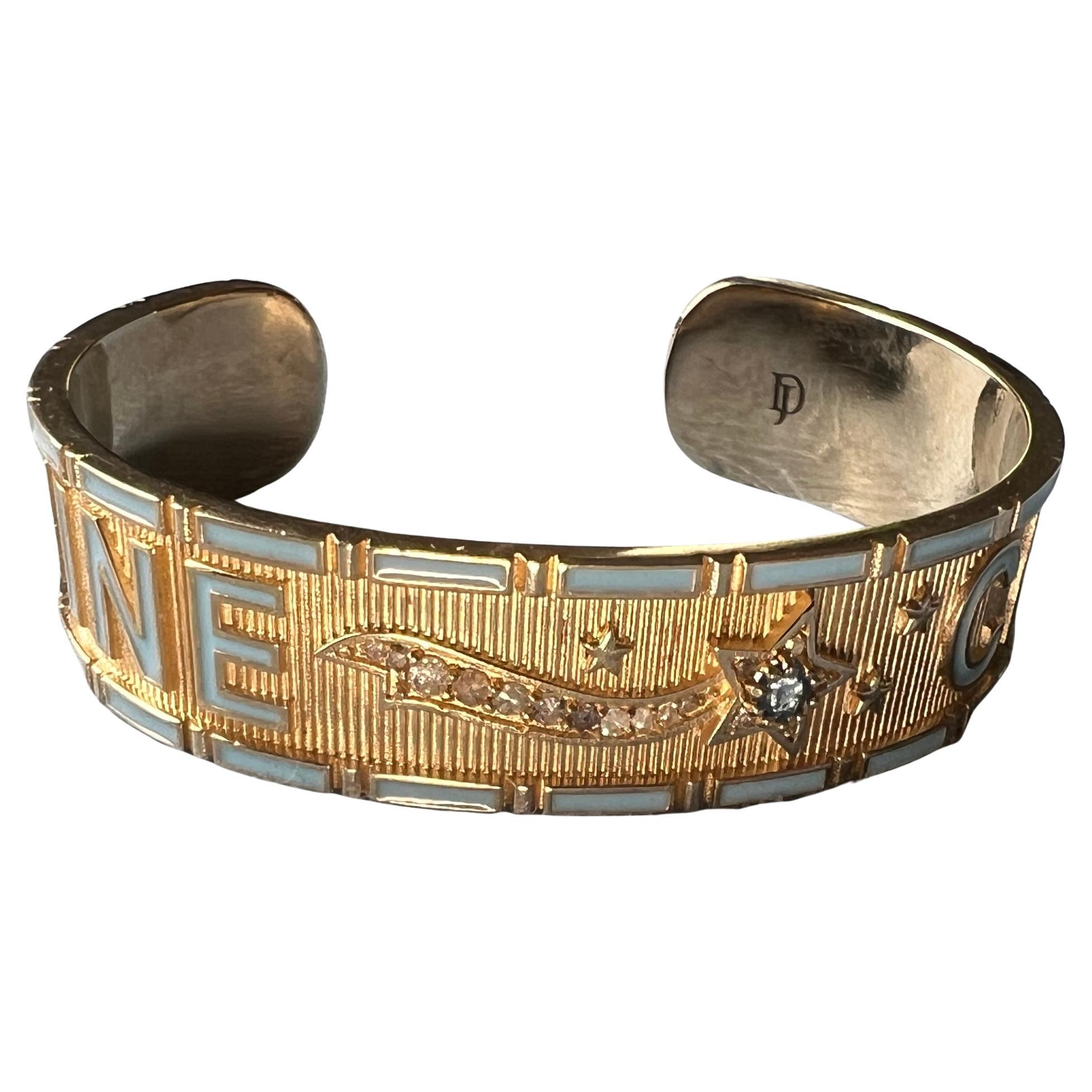 Divino Niño Brazalete de latón dorado con esmalte azul claro, estrella de zafiro azul y polvo de estrellas de diamante blanco

Esta radiante pulsera brazalete está elaborada en oro de 14 quilates y contiene las palabras 