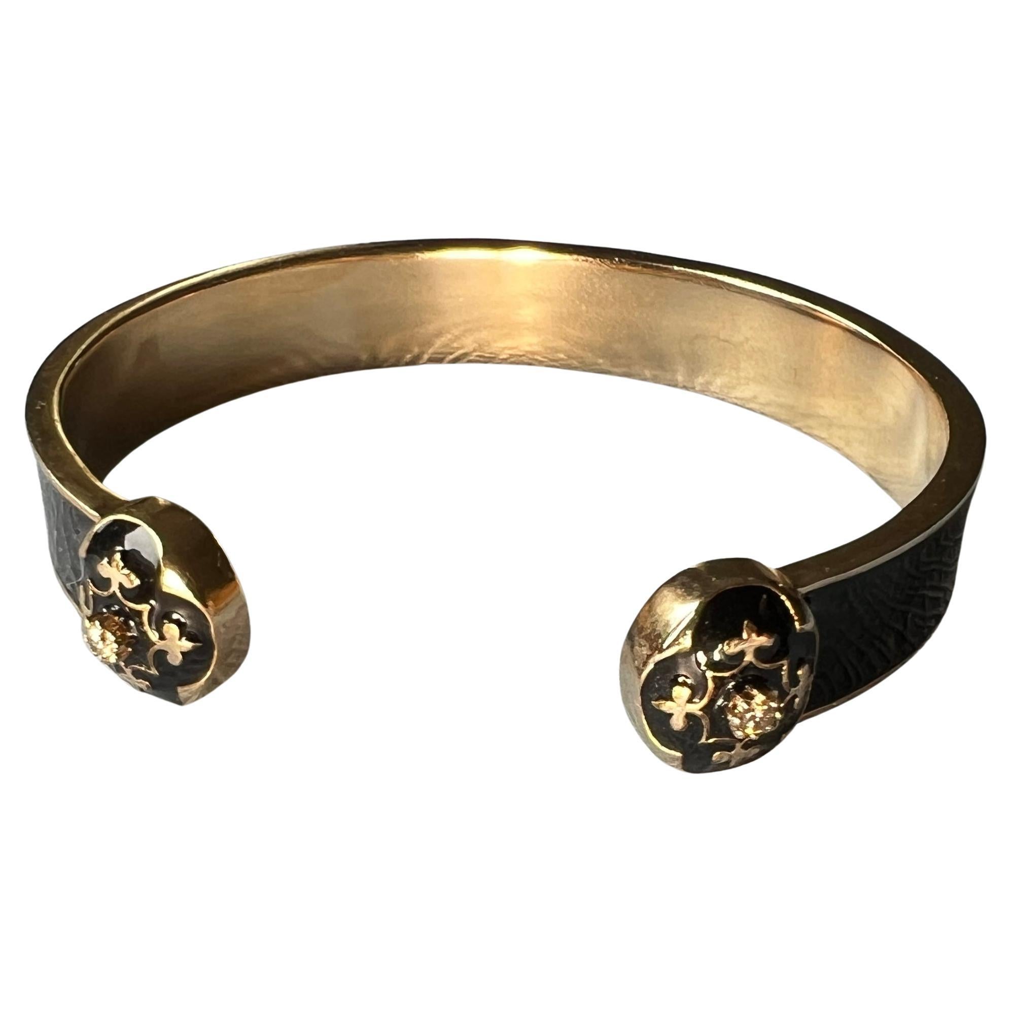 Bracelet manchette Fleur de Lis diamantée en émail noir Infinite Neuf - En vente à Los Angeles, CA