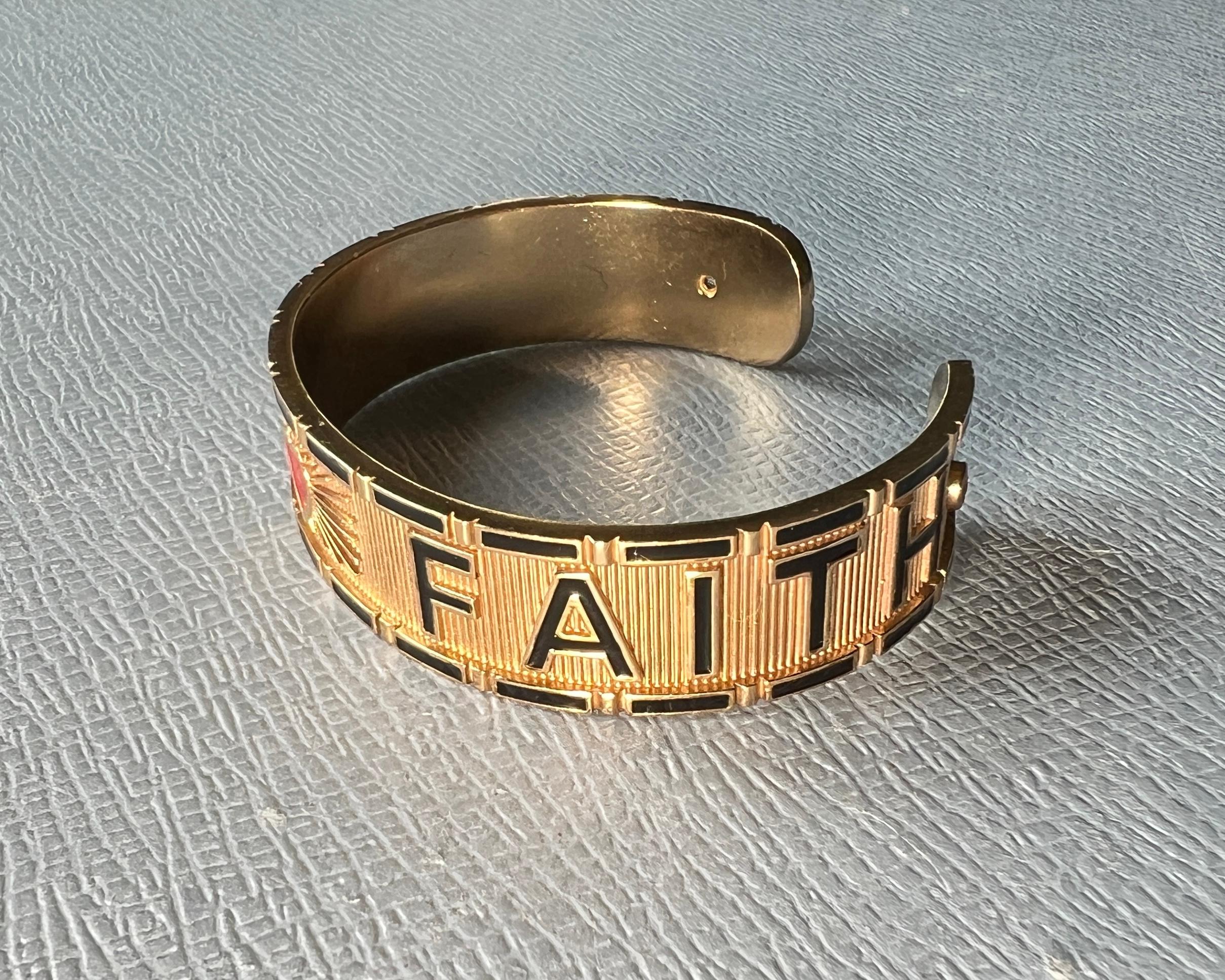 Bracciale con cuore rosso TRUTH / FAITH in ottone placcato oro con smalto nero e diamanti - Gioielli simbolici di J DAUPHIN

Questo bracciale audace e significativo dello stilista delle celebrità J Dauphin presenta le parole 