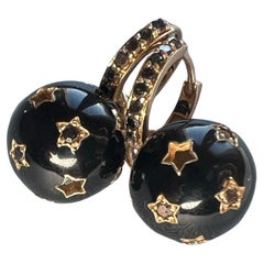 Orecchini a cerchio a stella con diamanti bianchi e neri, smalto nero