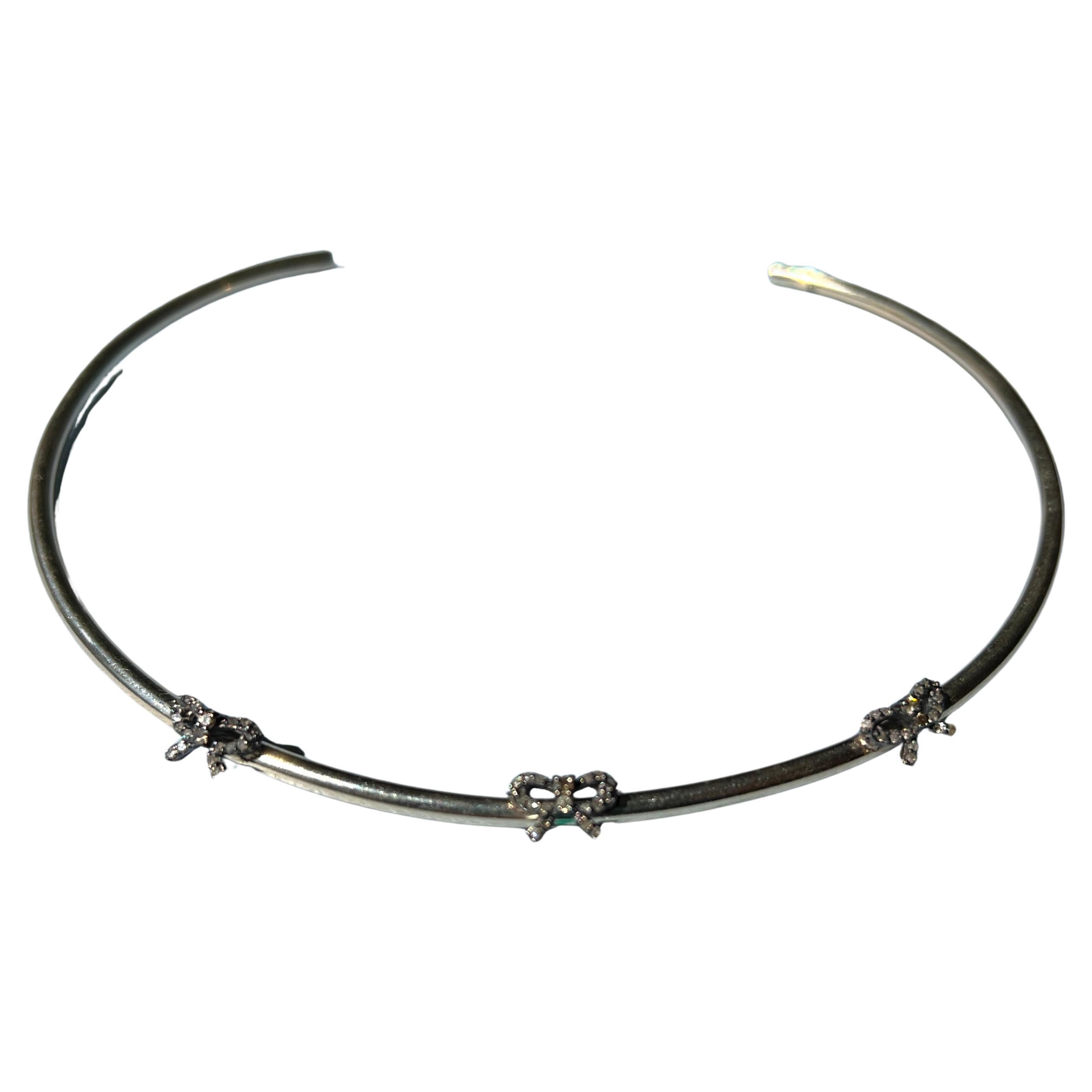 Viktorianisches Revival 14k vergoldetes Messing Rohdiamant Schleife Choker Armreif im Angebot