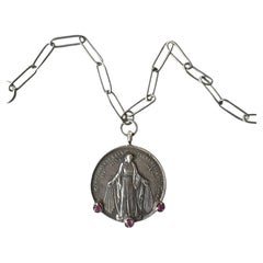 Collana con medaglia in argento con rubino: Madonna e San Giuseppe, argento, J Dauphin
