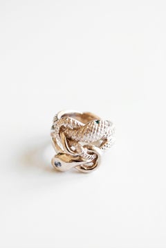 Anillo de cóctel con doble serpiente, zafiro y esmeralda, J Dauphin