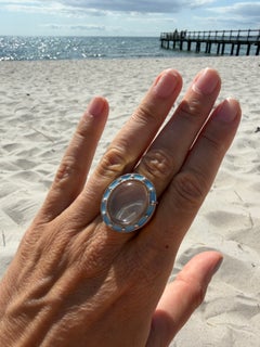 Anello con cristallo di quarzo a cupola cabochon, smalto azzurro e oro – Anello da cocktail