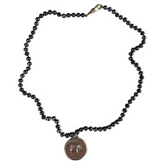 Collana a girocollo con medaglia d'argento del Sacro Cuore, rubino e perla nera