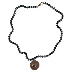 Collana a girocollo con medaglia d'argento del Sacro Cuore, rubino e perla nera