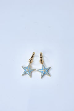 Boucles d'oreilles en forme d'étoile, créoles « huggie » avec diamant noir, émail bleu clair, motif céleste