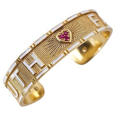 Pulsera de esmalte blanco, con corazón de rubí, brazalete tipo cuff, diamantes, oro, «Verdad» y «Fe»