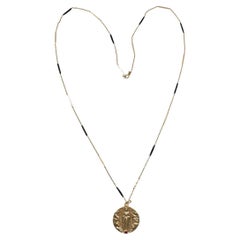 Collar de la Virgen María con medalla de rubí, colgante en forma de moneda, esmalte negro y cadena de oro