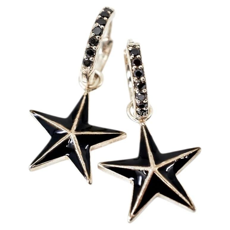 Pendientes de estrella con diamante negro, esmalte negro y plata: aros tipo «huggie» con diseño celestial en venta