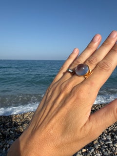 Anillo de cóctel con cuarzo cristalino de cúpula alta, cabujón, en oro con diamante negro