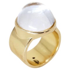 Anillo de cóctel con cuarzo cristalino de cúpula alta, cabujón, en oro con diamante negro