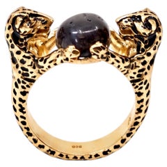 Anello Jaguar con pantera, zaffiro grigio cabochon, smalto nero e oro