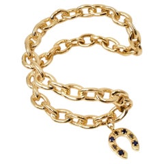 Bracciale a ferro di cavallo con diamante nero, zaffiro blu, catena a giro e ciondolo portafortuna in oro