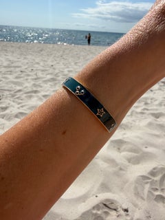 Bracelet « Letter Cuff » avec étoile en diamant noir et saphir bleu porte-bonheur, émail « J Dauphin »