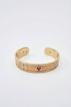 Pulsera esmaltada en azul claro con corazón de rubí, «Truth Faith», de oro, con cierre abierto, J Dauphin