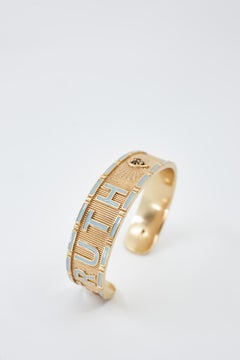 Bracciale aperto con diamante nero e iscrizione “Truth Faith” in smalto azzurro