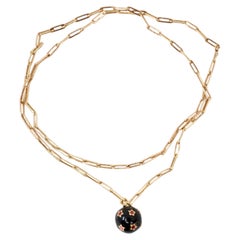 Collier avec sphère en émail noir, étoile en rubis et chaîne « paperclip » dorée