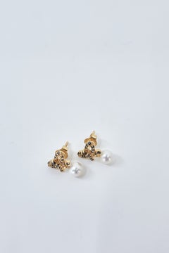 Boucles d'oreilles en forme d'arc Black Diamond avec perles d'eau douce en pendentif J DAUPHIN