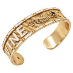 Pulsera tipo brazalete con zafiro azul, diamantes blancos y estrella, esmalte blanco
