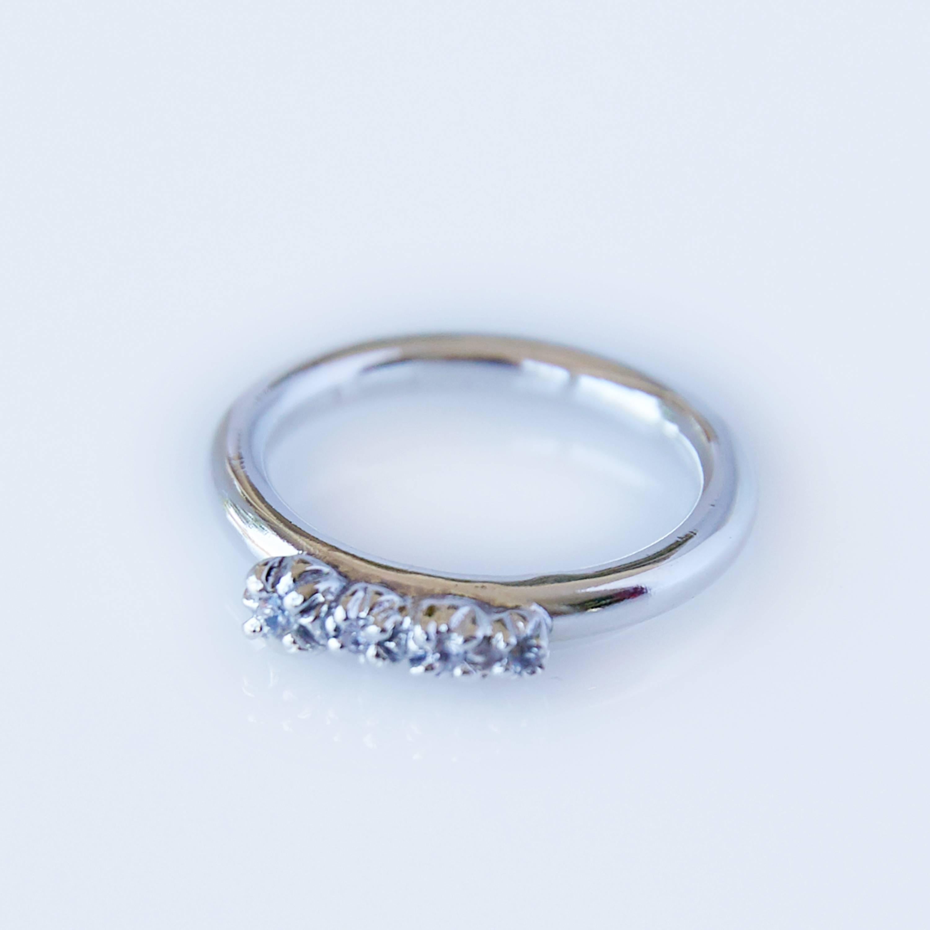 Ringbandring Weißer Diamant Weißgold  Stapelbarer J Dauphin im Zustand „Neu“ im Angebot in Los Angeles, CA