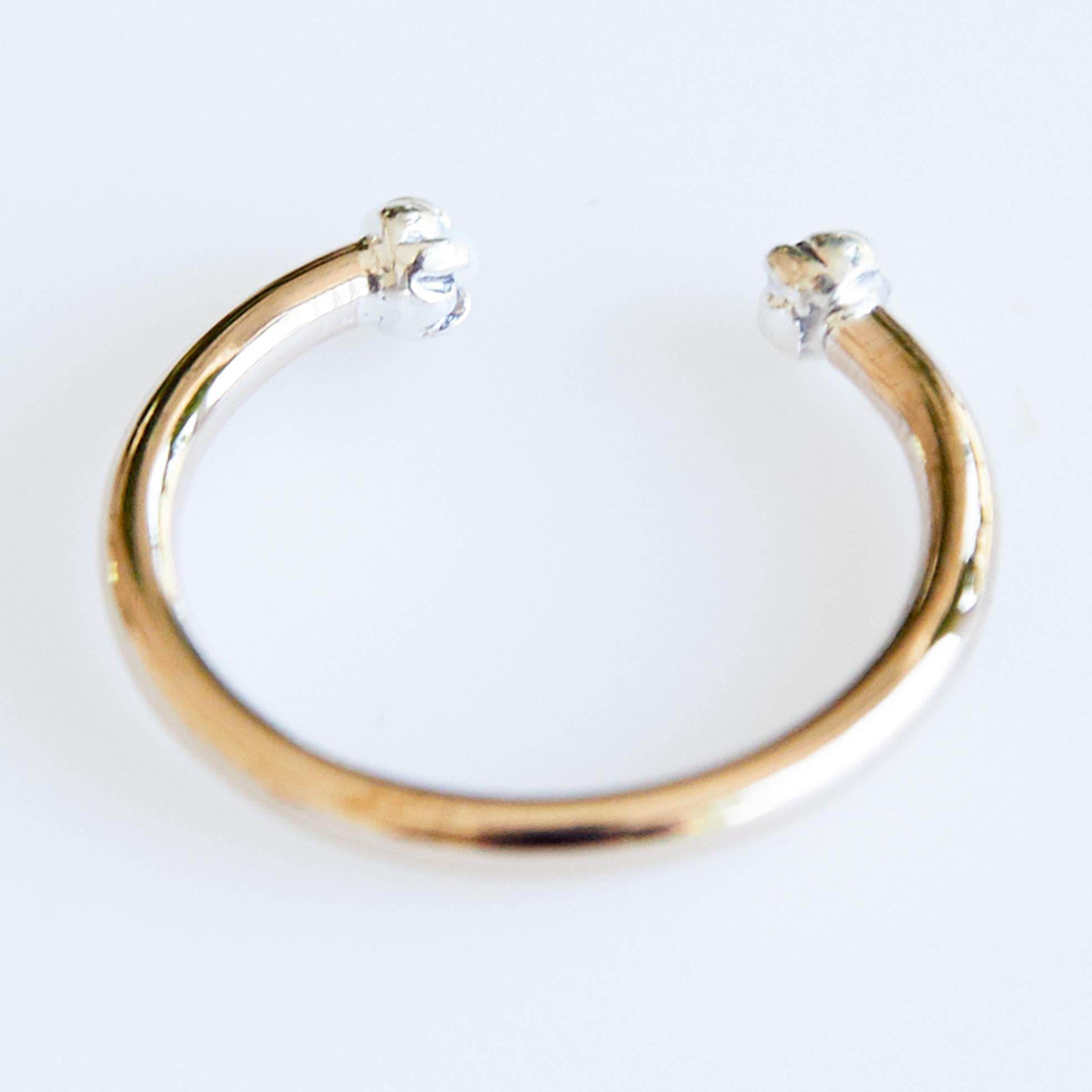 Taille ronde Bague empilable J Dauphin à anneau en or, opale réglable en vente