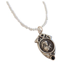 Collier de perles et de diamants noirs avec médaille de la Vierge Marie