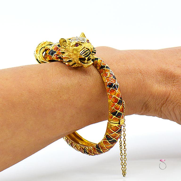 Bracelet jonc vintage italien en or jaune 18 carats avec diamants et émail de type « Tige » Bon état - En vente à Honolulu, HI