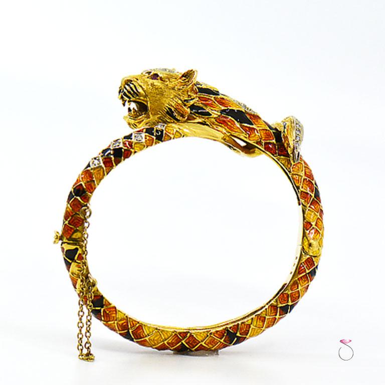 Rare bracelet bangle italien vintage en émail tigre, diamants et rubis en 18k des années 1950. Ce superbe bracelet tigre est fabriqué à la main en or jaune 18 carats, avec un travail d'émail intense en plusieurs couleurs. Le bracelet présente une