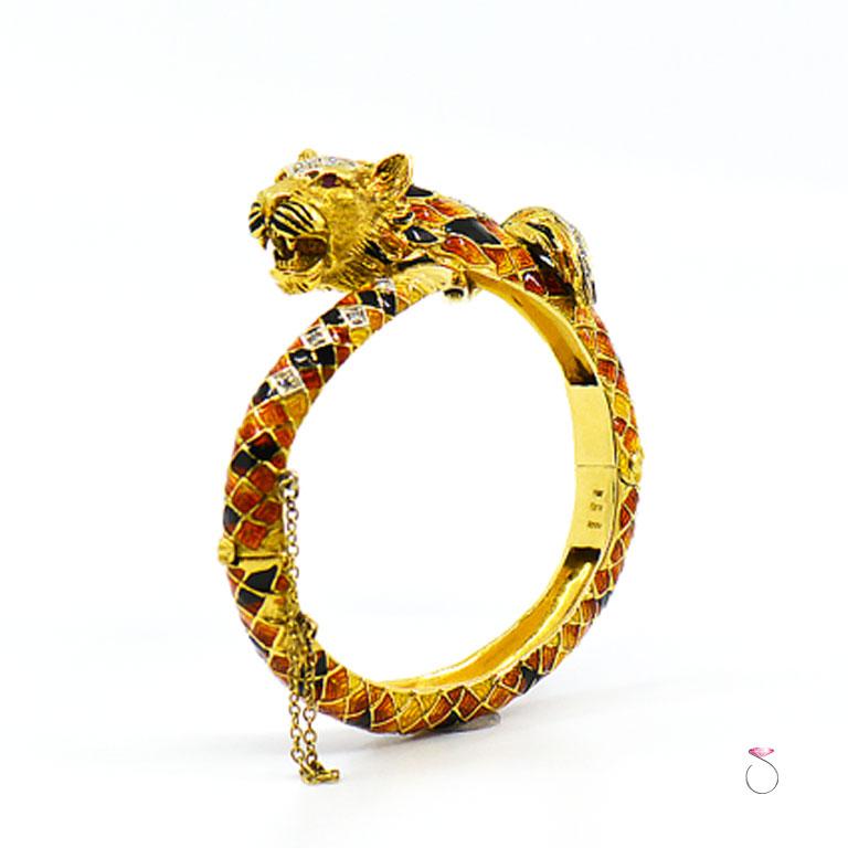 Taille ronde Bracelet jonc vintage italien en or jaune 18 carats avec diamants et émail de type « Tige » en vente
