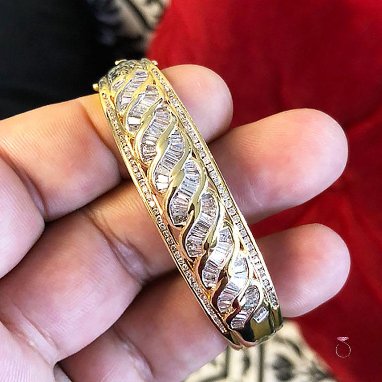 Bracelet jonc en or 18 carats avec diamants ronds et baguettes de 2,48 carats Bon état - En vente à Honolulu, HI