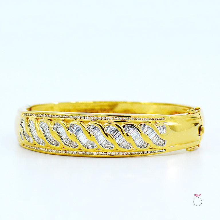 Taille baguette Bracelet jonc en or 18 carats avec diamants ronds et baguettes de 2,48 carats en vente