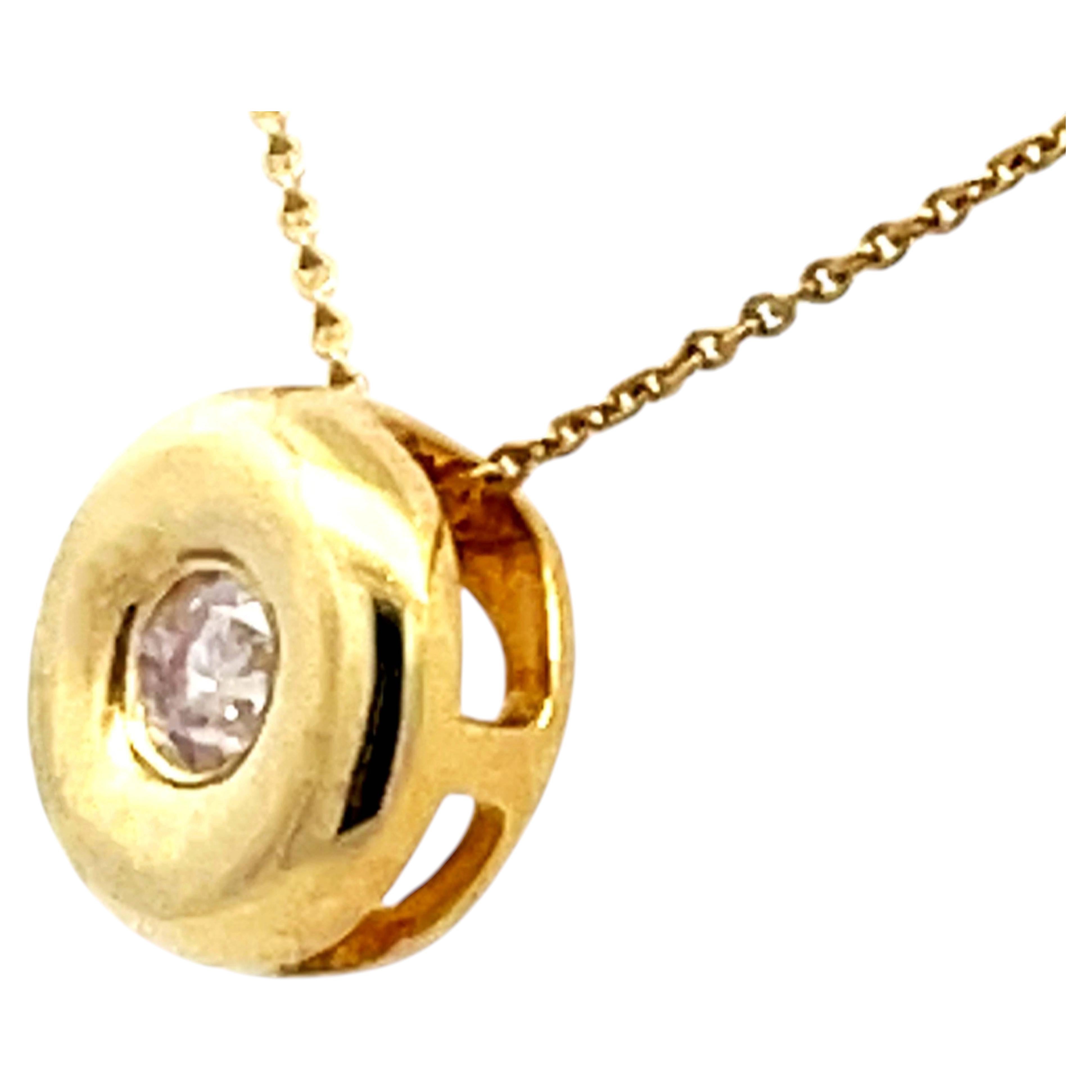 Collana con ciondolo con diamanti incastonati in oro giallo 18 carati in vendita