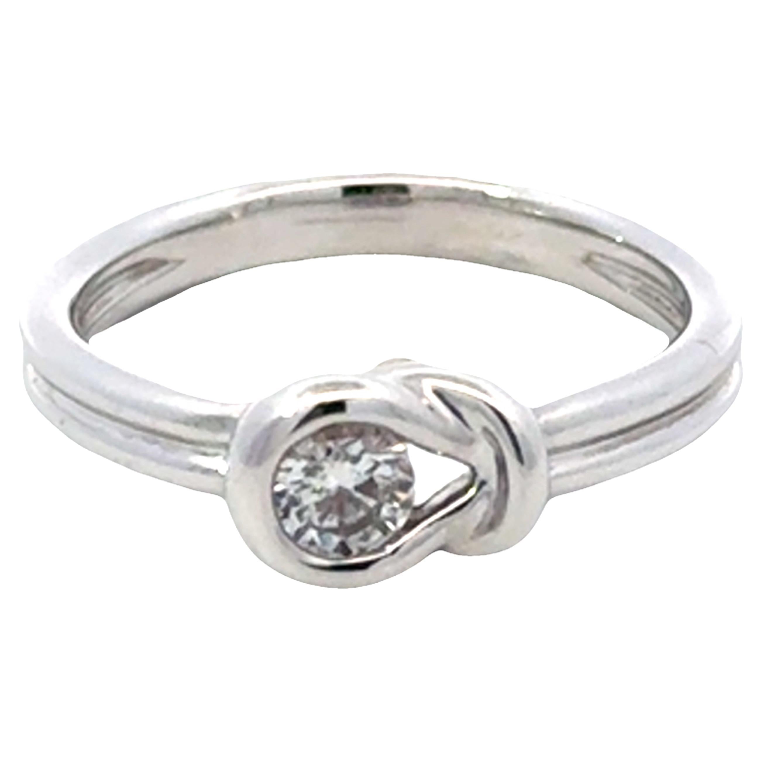 Anello a fascia con diamante taglio Brilliante rotondo da 0,25 carati, oro bianco 14 carati in vendita